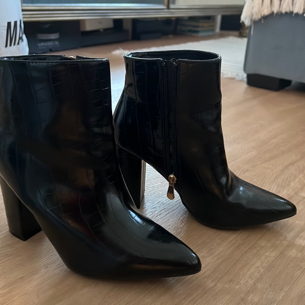Lulus black short boots with crocodile print